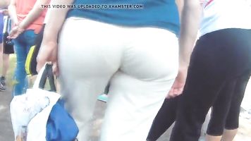 Mom huge butt in white pants