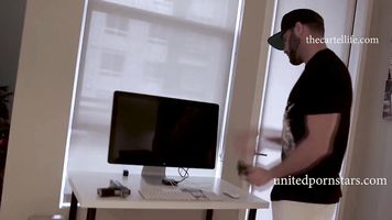 Mia Malkova Chupandole la Berga al Jefe.